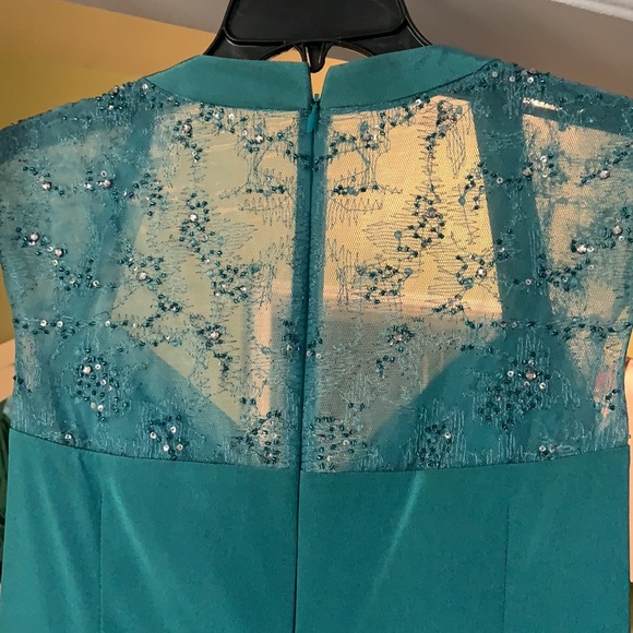 David Meister full length gown. Size 6. Sage green - Picture 4 of 6